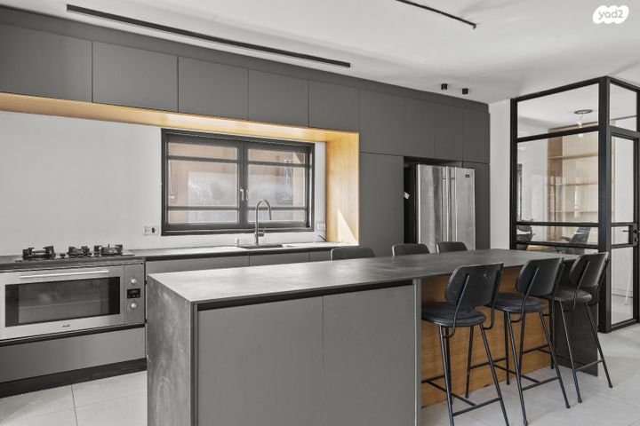 גג/ פנטהאוז, מנדלי מוכר ספרים, אגרובנק, חולון