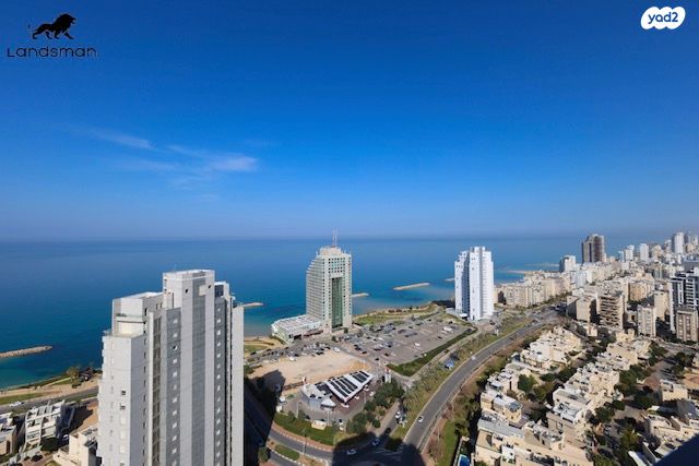 גג/ פנטהאוז, אמנון ליפקין שחק, נוף הטיילת, נתניה