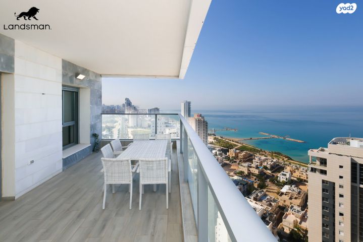 גג/ פנטהאוז, אמנון ליפקין שחק, נוף הטיילת, נתניה