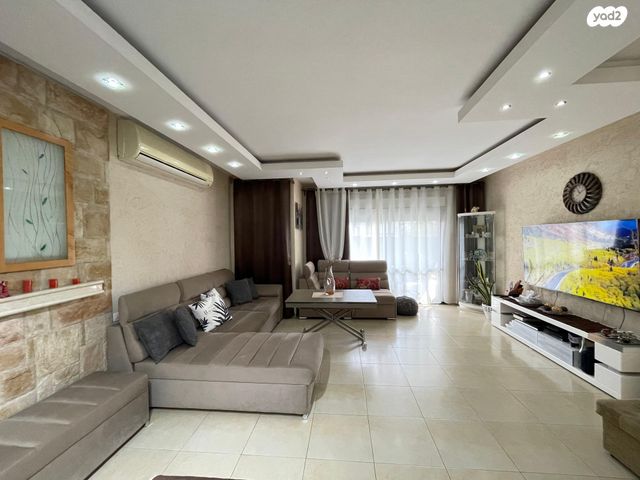 דו משפחתי, הברושים, כרמיאל