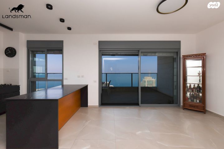 גג/ פנטהאוז, אמנון ליפקין שחק, נוף הטיילת, נתניה