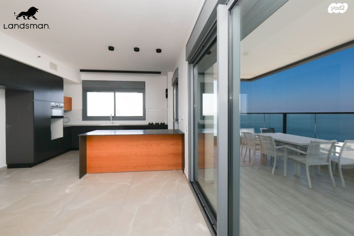 גג/ פנטהאוז, אמנון ליפקין שחק, נוף הטיילת, נתניה