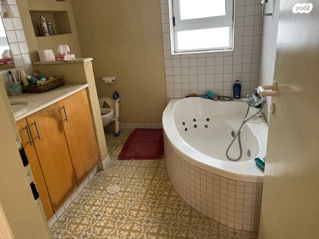 גג/ פנטהאוז, אלון שבות