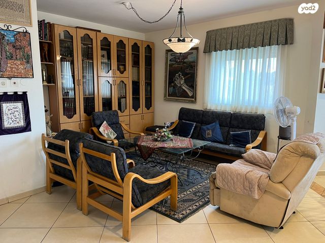 גג/ פנטהאוז, אלון שבות