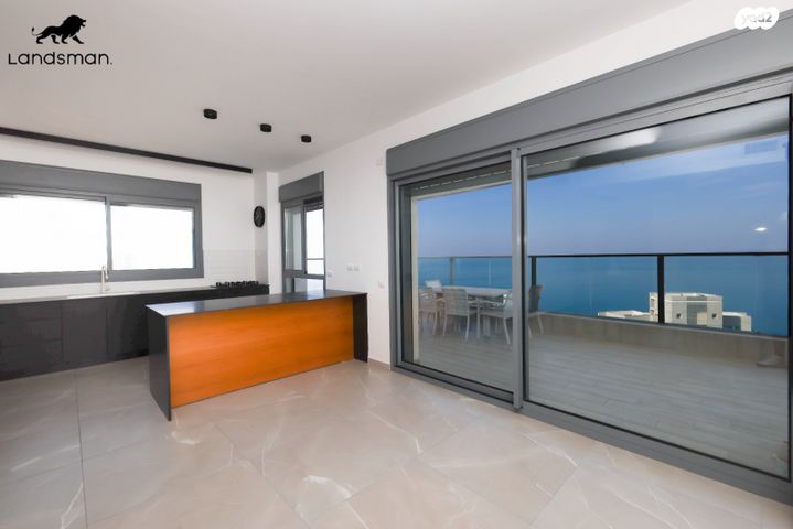 גג/ פנטהאוז, אמנון ליפקין שחק, נוף הטיילת, נתניה