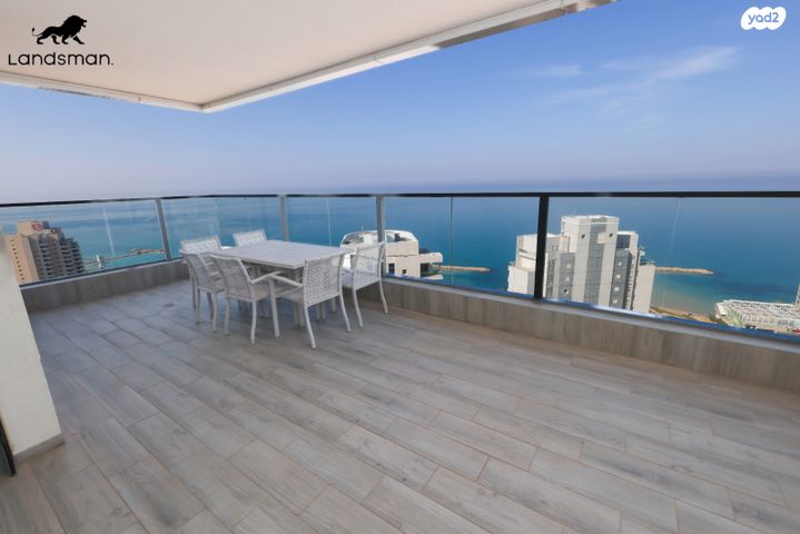 גג/ פנטהאוז, אמנון ליפקין שחק, נוף הטיילת, נתניה