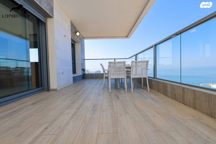 גג/ פנטהאוז, אמנון ליפקין שחק, נוף הטיילת, נתניה