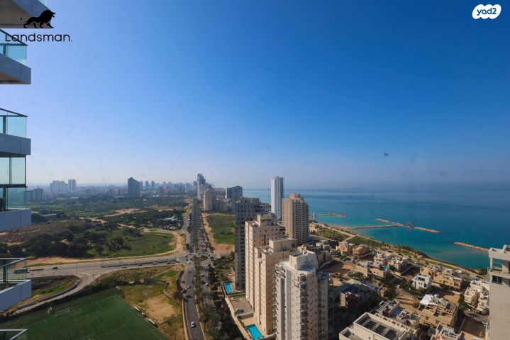 גג/ פנטהאוז, אמנון ליפקין שחק, נוף הטיילת, נתניה