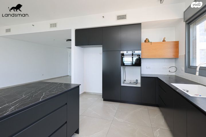 גג/ פנטהאוז, אמנון ליפקין שחק, נוף הטיילת, נתניה