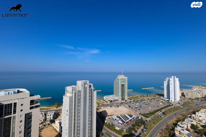 גג/ פנטהאוז, אמנון ליפקין שחק, נוף הטיילת, נתניה