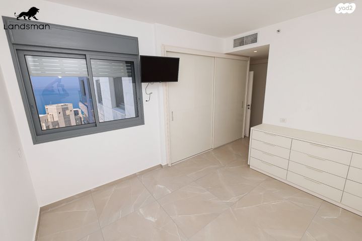 גג/ פנטהאוז, אמנון ליפקין שחק, נוף הטיילת, נתניה