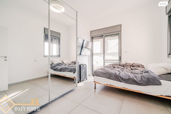 גג/ פנטהאוז, נתיבות מערב, נתיבות