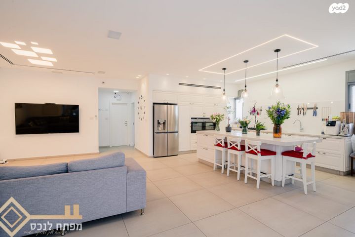 גג/ פנטהאוז, נתיבות מערב, נתיבות