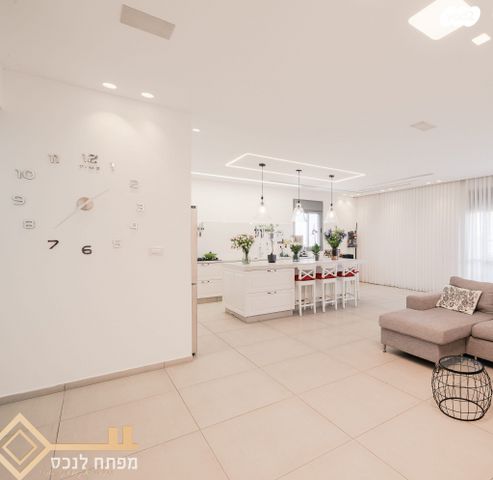 גג/ פנטהאוז, נתיבות מערב, נתיבות