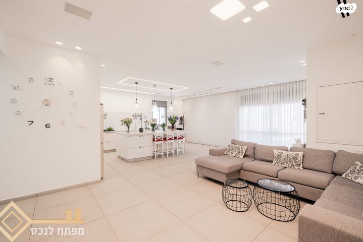 גג/ פנטהאוז, נתיבות מערב, נתיבות