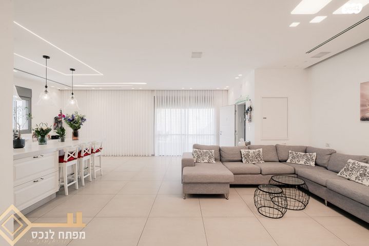 גג/ פנטהאוז, נתיבות מערב, נתיבות