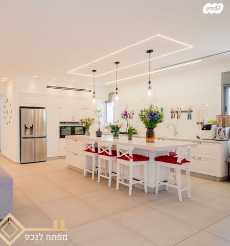 גג/ פנטהאוז, נתיבות מערב, נתיבות