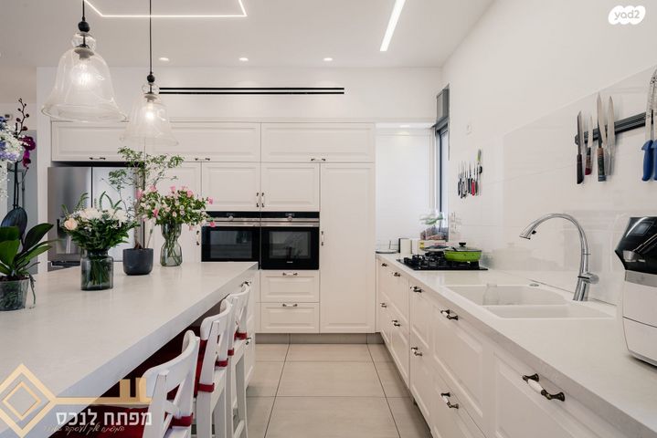 גג/ פנטהאוז, נתיבות מערב, נתיבות