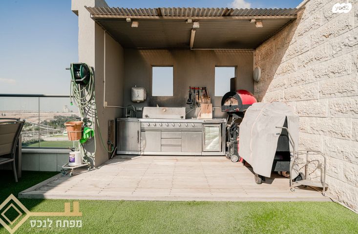 גג/ פנטהאוז, נתיבות מערב, נתיבות