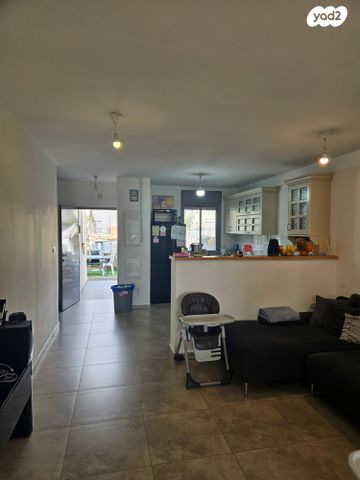 דירת גן, כלי שיר, נווה מנחם, קרני שומרון