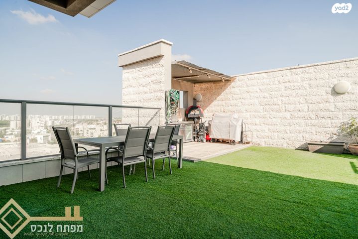 גג/ פנטהאוז, נתיבות מערב, נתיבות