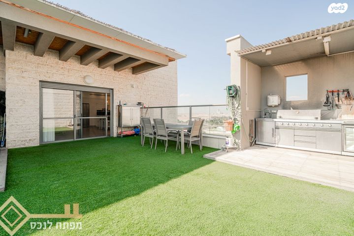 גג/ פנטהאוז, נתיבות מערב, נתיבות