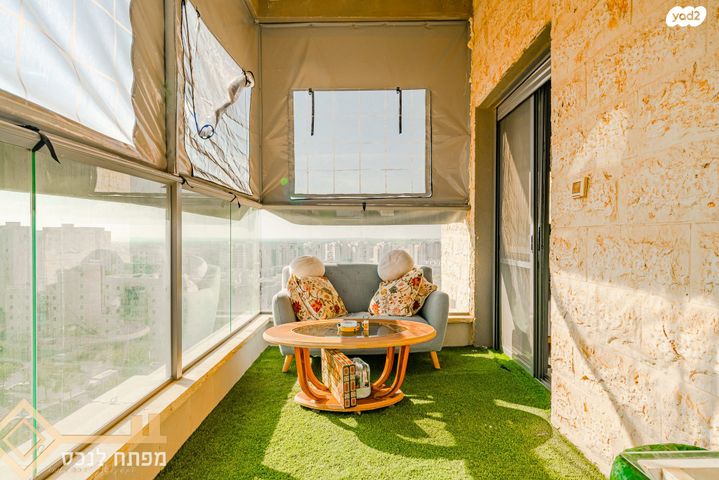 גג/ פנטהאוז, נתיבות מערב, נתיבות