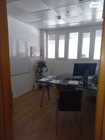 משרדים, קיסריה