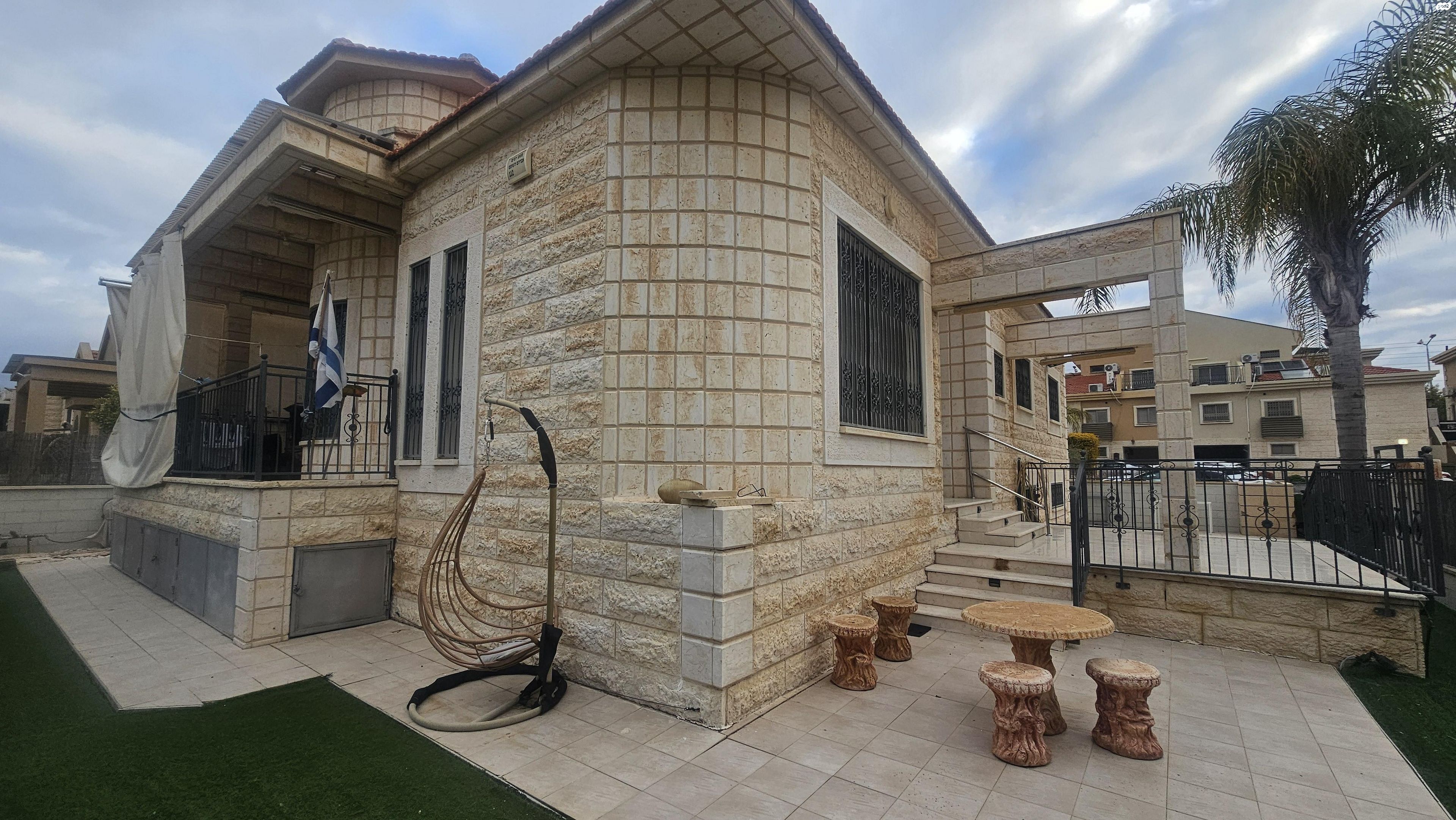 אברהם שופט 112