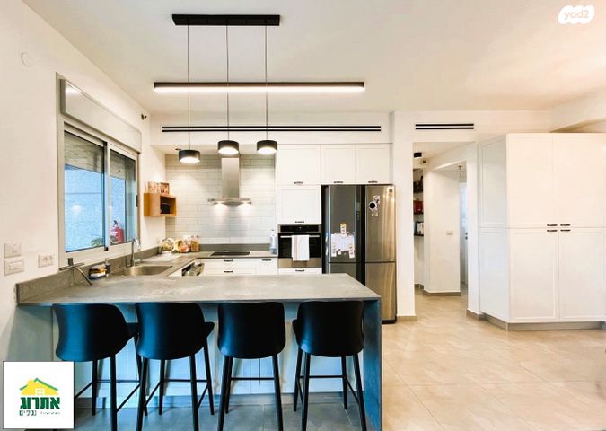 דירה, צור יצחק