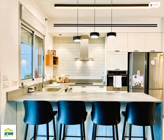 דירה, צור יצחק