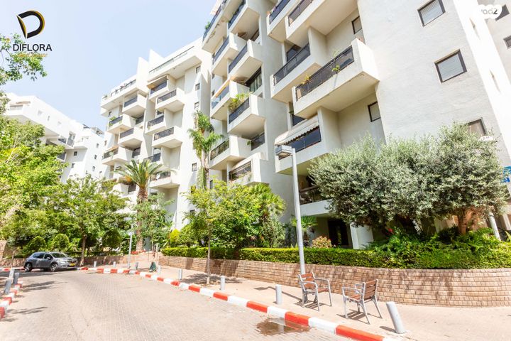 דירה, אורי צבי גרינברג, אזורי חן, גימל החדשה, תל אביב יפו