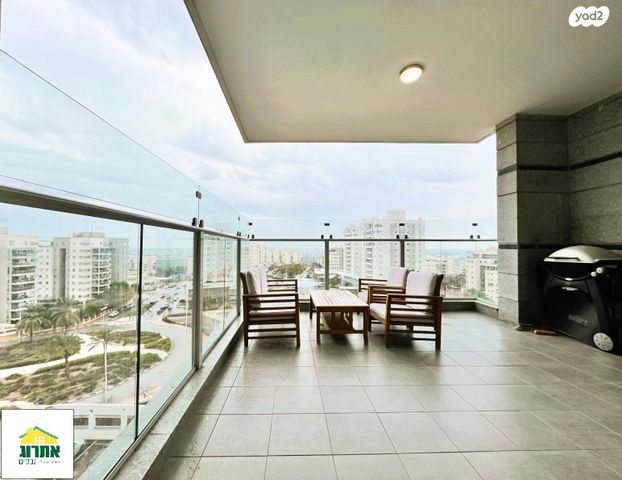 דירה, צור יצחק