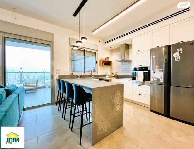 דירה, צור יצחק