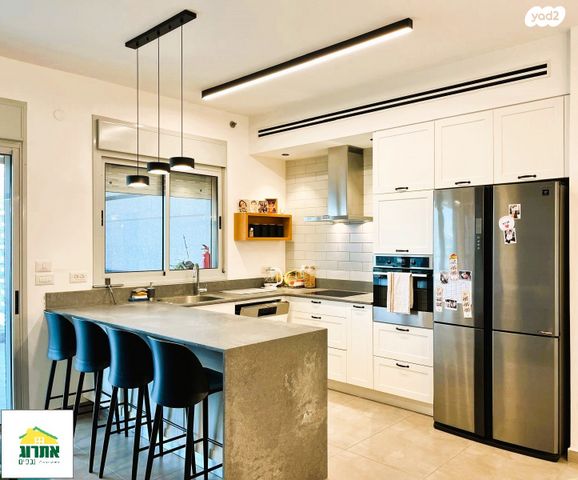 דירה, צור יצחק