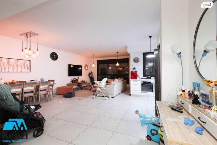 דירה, שייקה אופיר, פסגות אפק, ראש העין