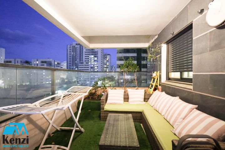 דירה, שייקה אופיר, פסגות אפק, ראש העין