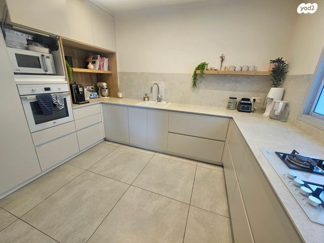 דירה, יגאל אלון, הרצליה