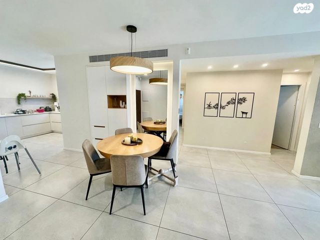 דירה, יגאל אלון, הרצליה