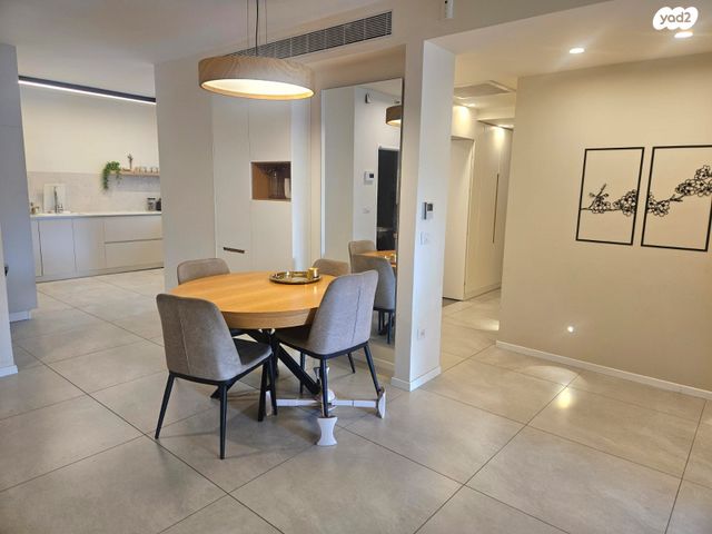 דירה, יגאל אלון, הרצליה