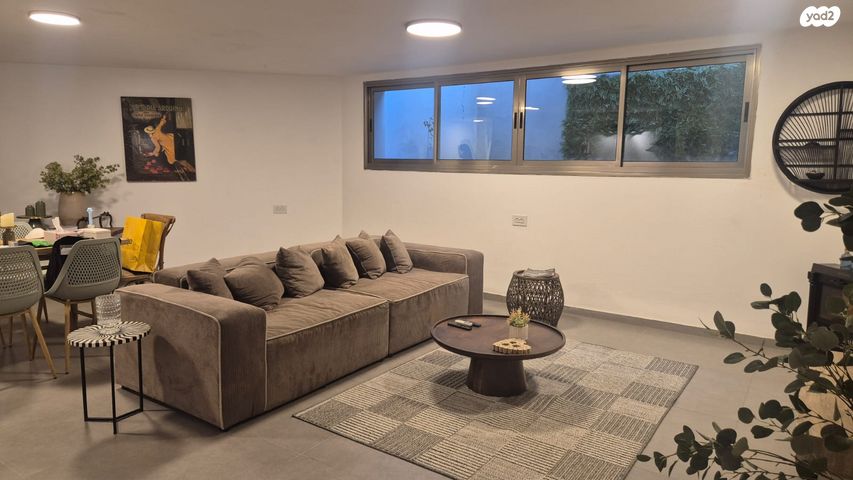 דו משפחתי, קיסריה