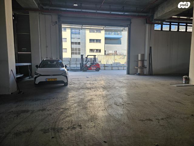 מבני תעשיה, מפעלי נחם הר טוב