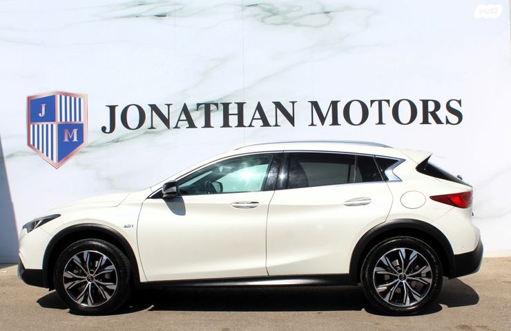 אינפיניטי QX30