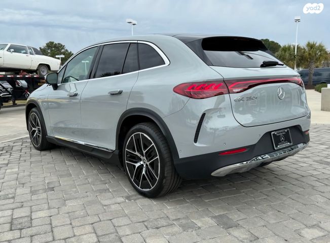 מודעת רכב מרצדס-בנץ EQE SUV