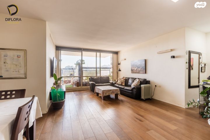 דירה, אורי צבי גרינברג, אזורי חן, גימל החדשה, תל אביב יפו