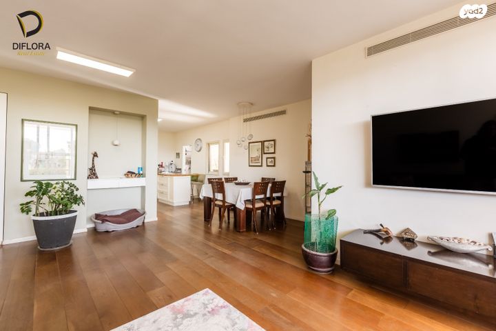 דירה, אורי צבי גרינברג, אזורי חן, גימל החדשה, תל אביב יפו