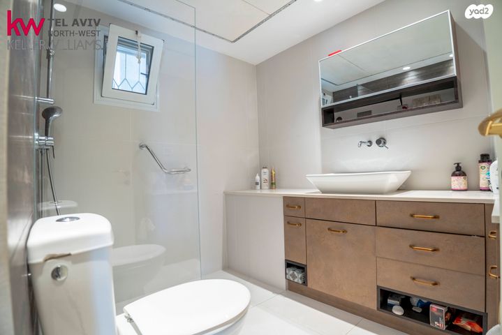 גג/ פנטהאוז, אורי צבי גרינברג, אזורי חן, גימל החדשה, תל אביב יפו