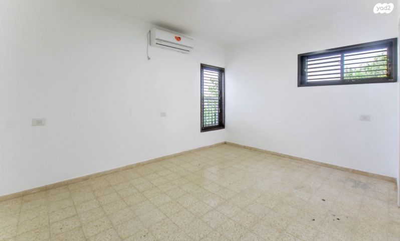 דו משפחתי, עצמון, צוותא א, אלפי מנשה