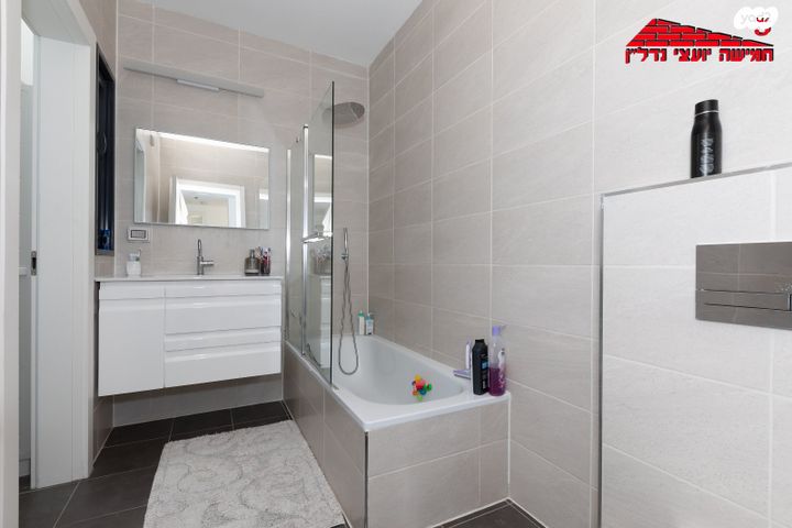 דירה, שלמה אלירז, רמב"ם, ראשון לציון