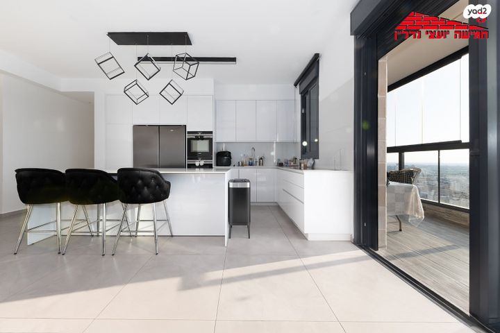 דירה, שלמה אלירז, רמב"ם, ראשון לציון